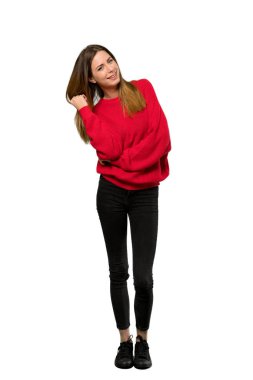 Kırmızı kazaklı izole beyaz arka plan üzerinde gülümseyen genç bir kadınla tam uzunlukta bir kadeh