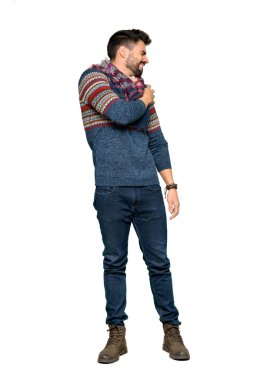 Bir çaba izole beyaz arka plan üzerinde yapılmış olması için omuz ağrısı muzdarip hippi adamın tam uzunlukta atış