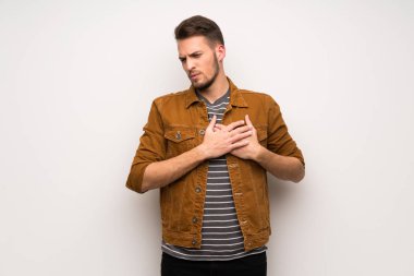 Beyaz duvar kalbinden ağrınız yakışıklı adam