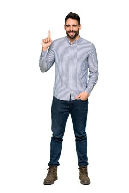 Gösterilen ve işareti en iyi izole beyaz zemin üzerinde bir parmak kaldırma forması ile zarif adamın tam uzunlukta atış