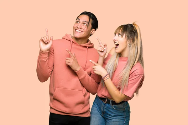Junges Paar Zeigt Mit Dem Zeigefinger Auf Rosa Hintergrund — Stockfoto