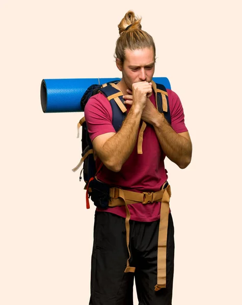 Turysta Człowiek Góry Backpacker Jest Cierpiących Kaszel Uczucie Zły Białym — Zdjęcie stockowe