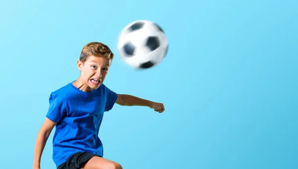 Jongen Voetballen Raken Van Bal Met Het Hoofd — Stockfoto