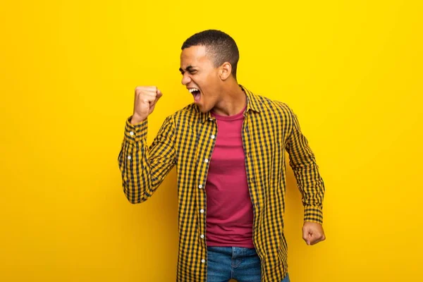 Афро Американський Юнак Жовтому Фоні Щасливі Стрибки — стокове фото
