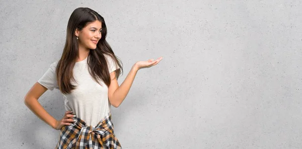 Teenager Mädchen Mit Hemd Der Taille Gebunden Hält Kopierraum Imaginären — Stockfoto
