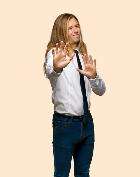 Hombre Negocios Rubio Con Pelo Largo Poco Nervioso Asustado Estirando — Foto de Stock