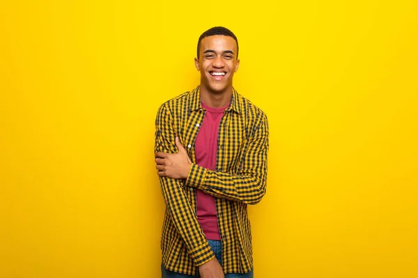 Jovem Afro Americano Fundo Amarelo Com Expressão Feliz — Fotografia de Stock