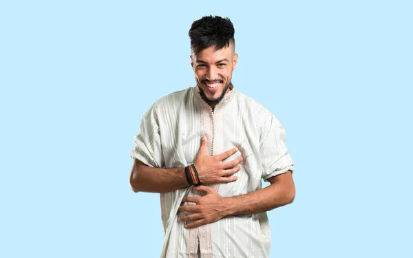 Arabische Jongeman Draagt Typische Arabische Kleren Lachend Blauwe Achtergrond — Stockfoto