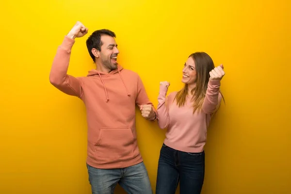 Grupo Duas Pessoas Fundo Amarelo Comemorando Uma Vitória Posição Vencedor — Fotografia de Stock