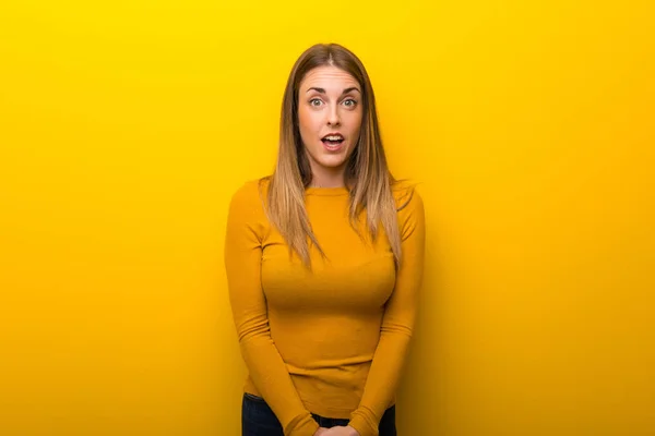 Jonge Vrouw Gele Achtergrond Verrast Geschokt Gelaatsuitdrukking — Stockfoto