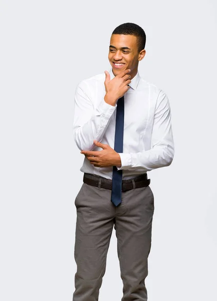 Joven Empresario Afroamericano Mirando Lado Con Mano Barbilla Sobre Fondo —  Fotos de Stock