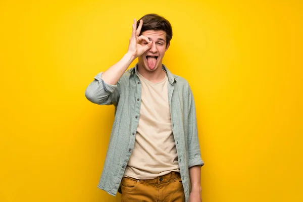 Adolescente Homem Sobre Parede Amarela Faz Engraçado Louco Rosto Emoção — Fotografia de Stock