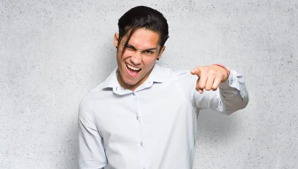 Hombre Guapo Frustrado Por Una Mala Situación Apuntando Hacia Frente —  Fotos de Stock