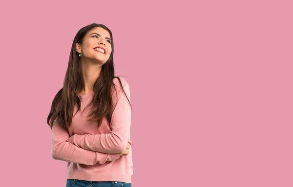 Chica Adolescente Con Camisa Rosa Mirando Hacia Arriba Mientras Sonríe —  Fotos de Stock