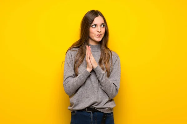 Jonge Vrouw Gele Muur Gekonkel Iets — Stockfoto