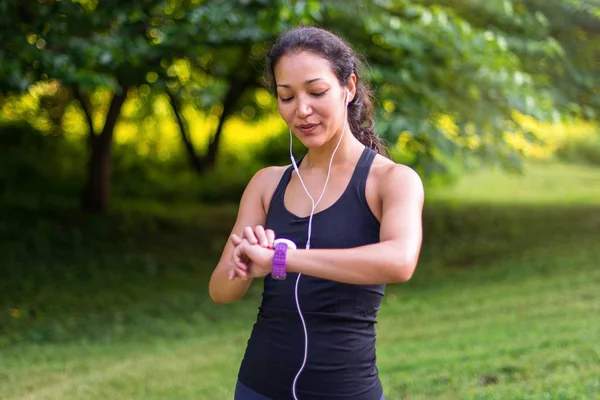 Deporte Mujer Asiática Escuchando Música Con Auriculares Mientras Mira Reloj — Foto de Stock