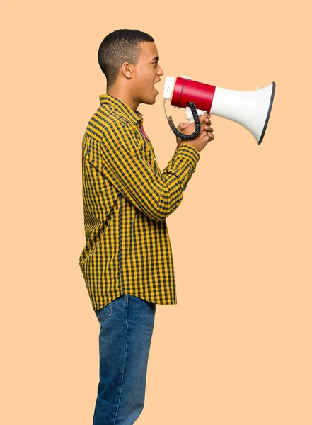 Jovem Afro Americano Gritando Através Megafone Para Anunciar Algo Posição — Fotografia de Stock