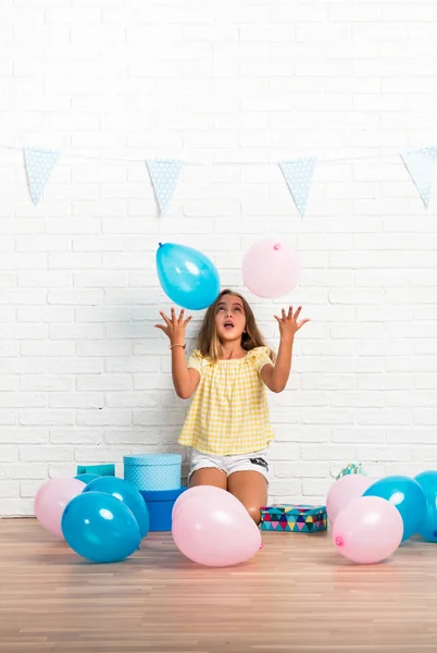 Kleines Blondes Mädchen Bei Einer Geburtstagsparty Die Mit Luftballons Spielt — Stockfoto