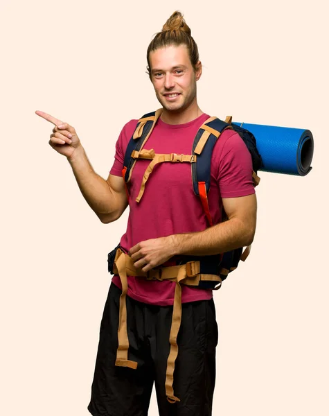 Turysta Człowiek Góry Backpacker Palcem Wskazującym Bok Pozycji Bocznej Białym — Zdjęcie stockowe