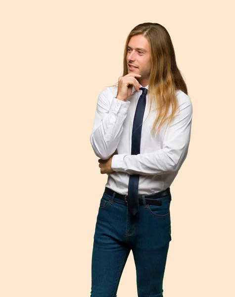 Blonder Geschäftsmann Mit Langen Haaren Der Zur Seite Schaut Mit — Stockfoto