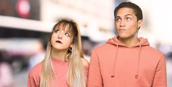 Jovem Casal Olhando Para Cima Com Cara Séria Cidade — Fotografia de Stock