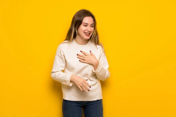 Adolescente Chica Sobre Amarillo Pared Sonriendo Mucho Mientras Poner Las —  Fotos de Stock