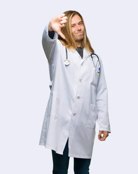 Orvos Ember Hüvelykujját Lefelé Jel Negatív Kifejezés Mutatja Elszigetelt Háttér — Stock Fotó