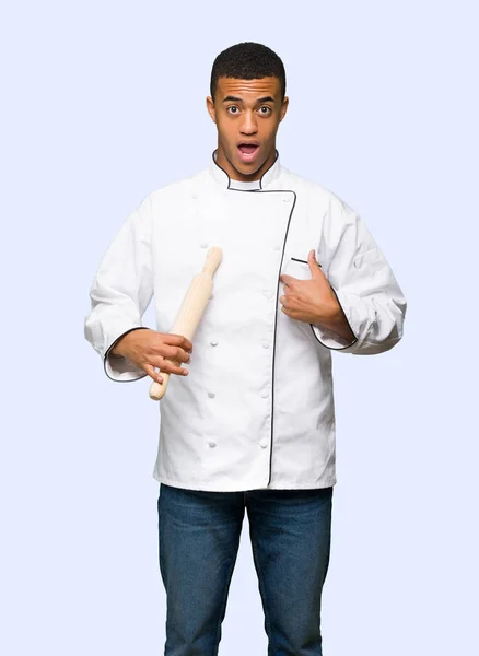 Junger Afroamerikanischer Koch Mit Überraschendem Gesichtsausdruck Auf Isoliertem Hintergrund — Stockfoto