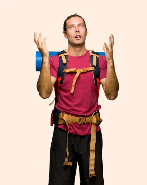 Hiker Man Med Mountain Backpacker Frustrerad Dålig Situation Isolerade Bakgrund — Stockfoto