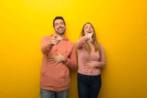 Група Двох Людей Жовтому Тлі Вказує Пальцем Когось Багато Сміється — стокове фото