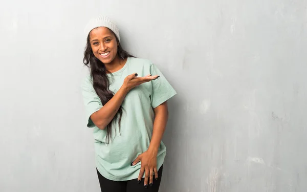 Unga Afro Amerikansk Kvinna Texturerat Bakgrund Presenterar Idé Medan Ser — Stockfoto