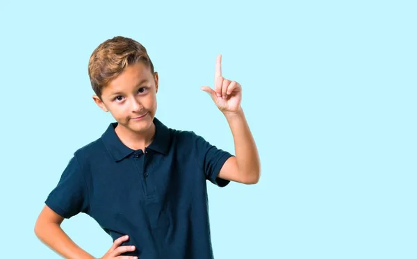 Niño Contando Signo Número Uno Sobre Fondo Azul — Foto de Stock