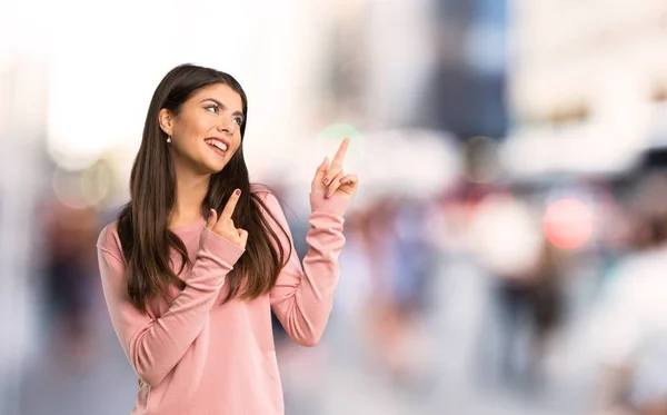 Tonåring Flicka Med Rosa Skjorta Peka Med Pekfingret Och Tittar — Stockfoto