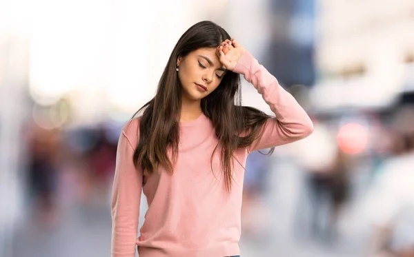 Adolescente Avec Chemise Rose Avec Expression Fatiguée Malade Ville — Photo