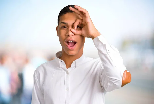 Joven Africano Americano Hombre Hace Divertido Loco Cara Emoción Desenfocado — Foto de Stock