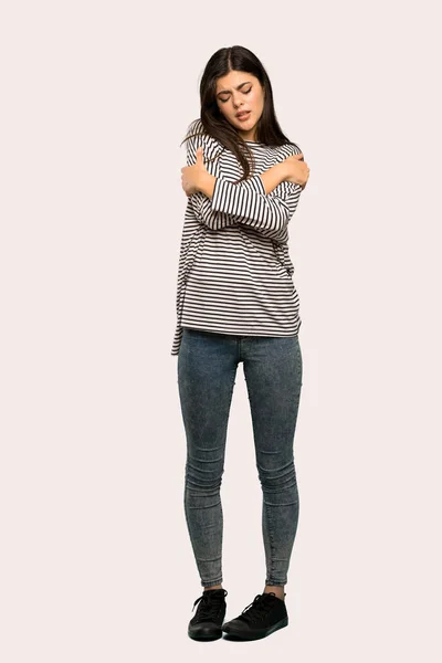 Plano Completo Una Adolescente Con Camisa Rayas Congelándose Sobre Fondo — Foto de Stock