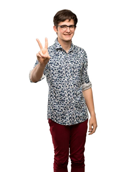 Hombre Adolescente Con Camisa Flores Gafas Sonriendo Mostrando Signo Victoria —  Fotos de Stock