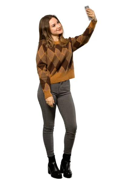 Selfie를 만드는 스웨터와 여자의 — 스톡 사진