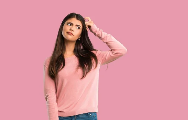 Tonåring Flicka Med Rosa Skjorta Att Tvivel Samtidigt Skrapa Huvudet — Stockfoto