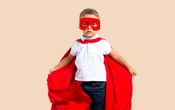 Criança Vestida Como Super Herói Chão Banho Cores — Fotografia de Stock