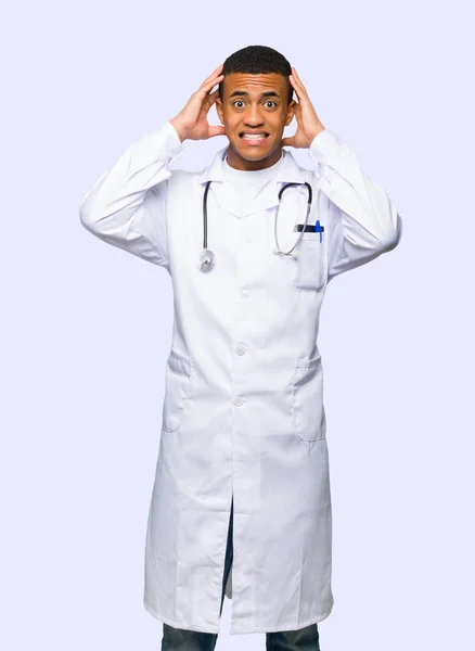 Giovane Afro Americano Uomo Medico Prende Mani Sulla Testa Perché — Foto Stock