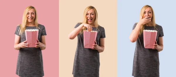 Set Van Middelbare Leeftijd Blonde Vrouw Popcorns Eten Een Grote — Stockfoto