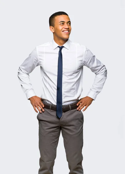 Jovem Empresário Afro Americano Posando Com Braços Quadril Rindo Fundo — Fotografia de Stock