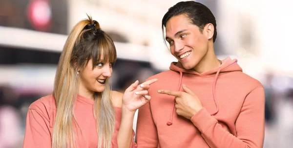 Pasangan Muda Menunjuk Jari Samping Dalam Posisi Lateral Kota — Stok Foto