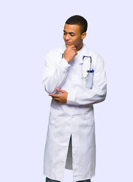 Giovane Afro Americano Uomo Medico Guardando Giù Con Mano Sul — Foto Stock