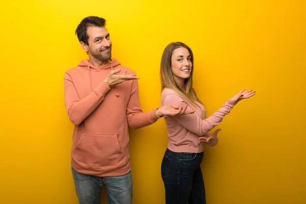 Grupo Duas Pessoas Fundo Amarelo Estendendo Mãos Para Lado Para — Fotografia de Stock