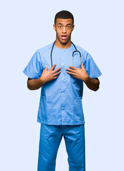 Surgeon Doctor Man Surprised Shocked While Looking Right Isolated Background — Stock Photo, Image