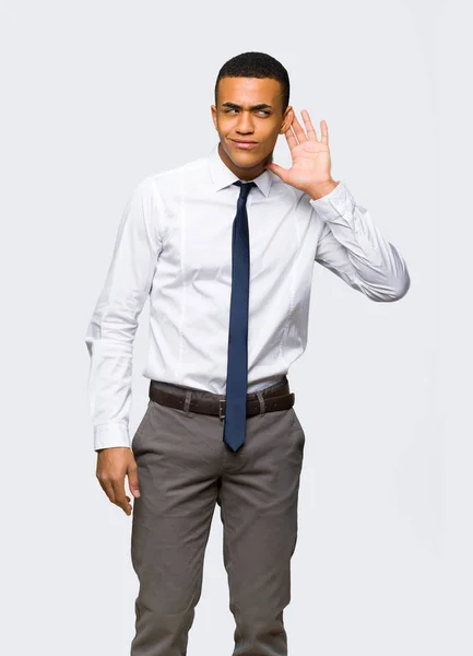 Młody Afro Amerykański Biznesmen Słuchając Coś Kładąc Rękę Ucho Białym — Zdjęcie stockowe