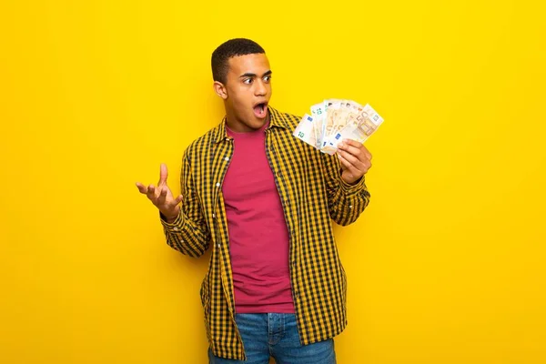 Jonge Afro Amerikaanse Man Gele Achtergrond Nemen Een Heleboel Geld — Stockfoto