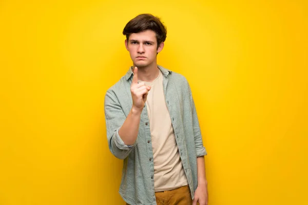 Dospívající Muž Nad Žluté Zdi Frustrovaný Koužek — Stock fotografie